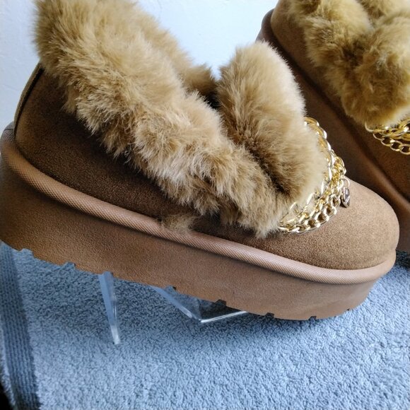 Carlkarida Slippers Faux Fur Slip-On Boots Fluffy W / Gold Chain Accents Size 10 - Picture 6 of 10